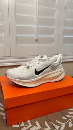 Nike VOMERO 18