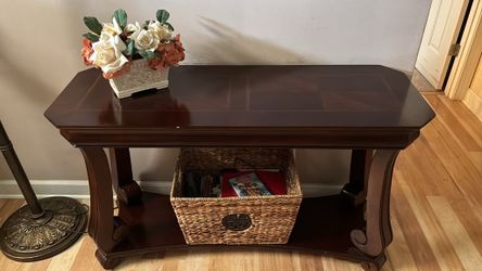 Nice entry table