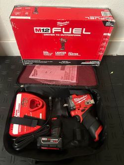 Milwaukee M12 FUEL 12V Li-lon Brushless Cordless Stubby 3/8 in. Impact Wrench Kit w/ 3.0 Battery