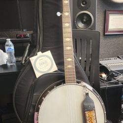 Iida 5 string banjo - vintage vibe, bright tone. + Case + strings