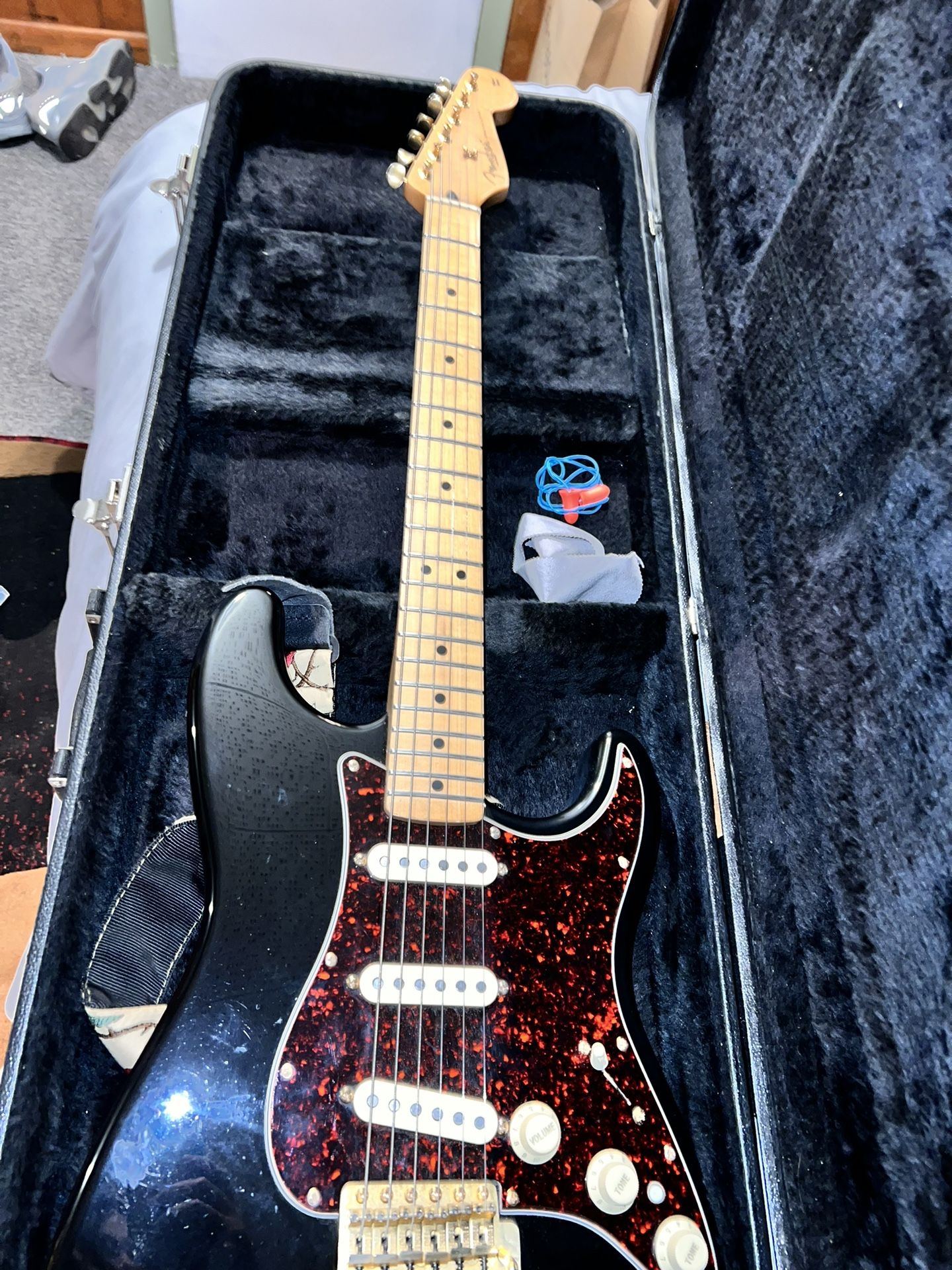 Deluxe 1998 Fender Stratocaster read bio