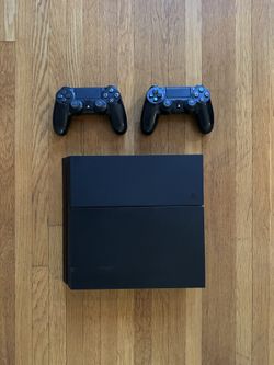 * PS4 + 2 Controllers + 7 Games *