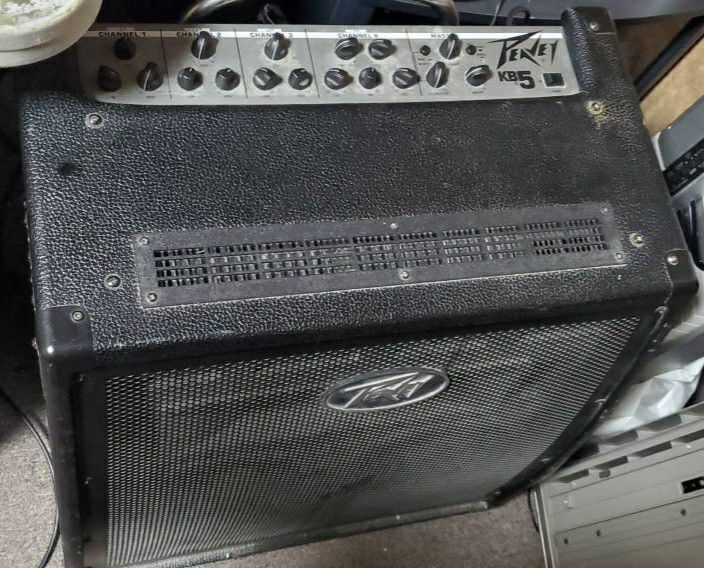 Peavey KB5 2x10" PA / Keyboard Amp (150/200 watts) , with Stereo Effects Loop, Retractable Handle, Casters