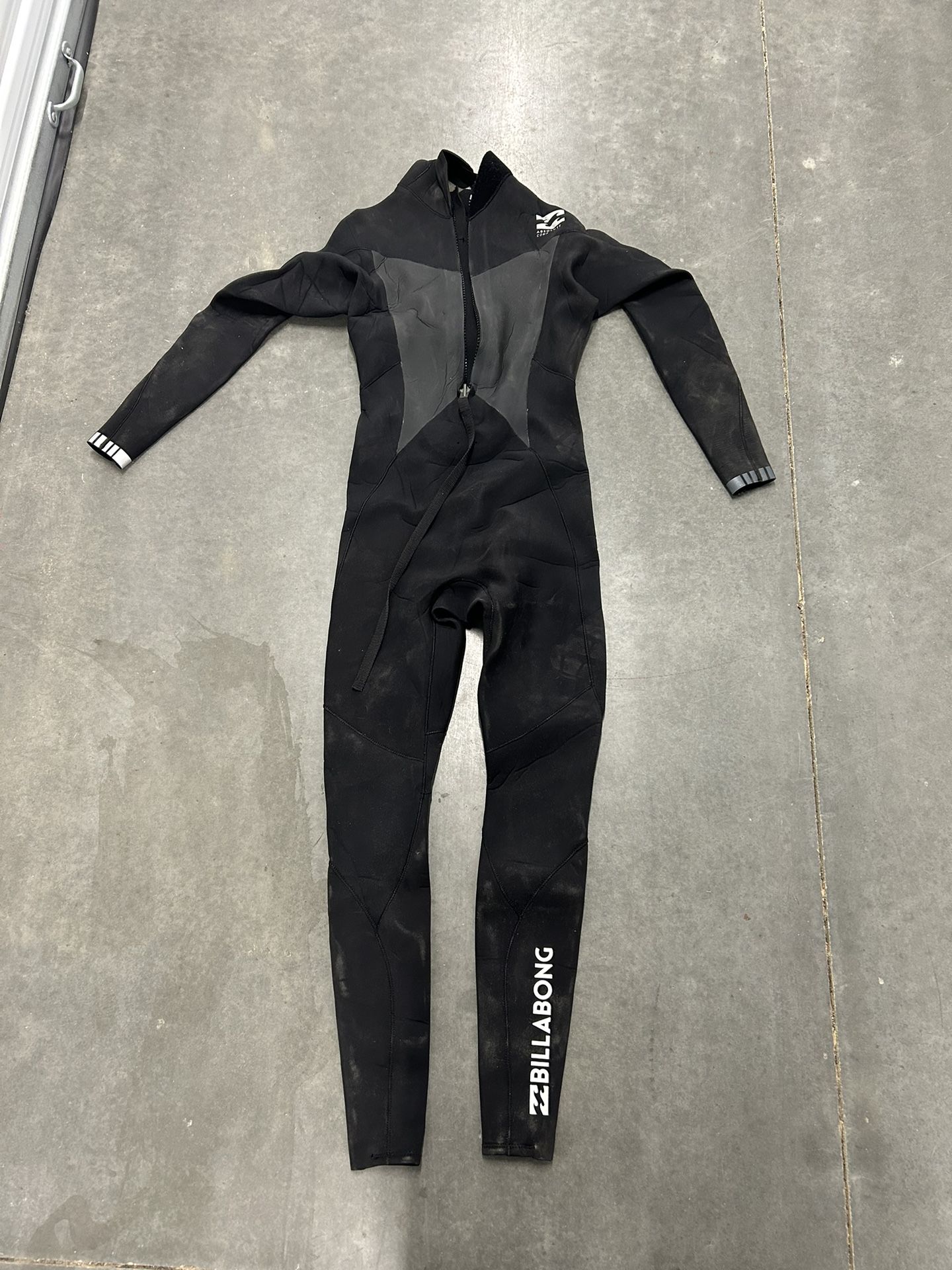 Billabong Wetsuit 3/2 absolute Series USED ONCE. Sports & Outdoors