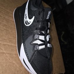 Nike Kyrie Flytrap VI Size 7 Youth---8.5 Women's 