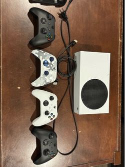 Xbox Series S Bundle – 4 Controllers + Charging Station