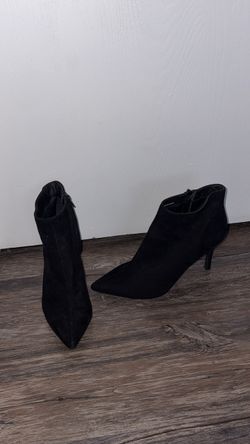 Pointed toe suede booties