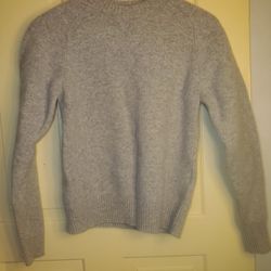 Uniqlo 100% Wool Crewneck Long Sleeve Sweater Light Gray Women's Sz S Pit to Pit 16" length 21.5" weight 9.2oz
The Uniqlo 100% Wool Crewneck Long Slee