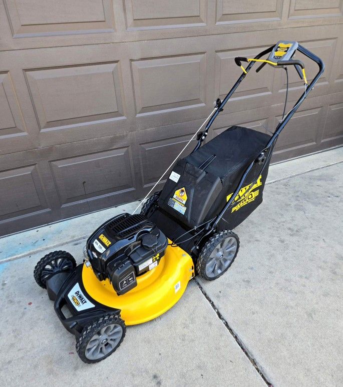 DEWALT 21 in. 163cc Briggs and Stratton 725Exi Engine Self Propelled Lawn Mower