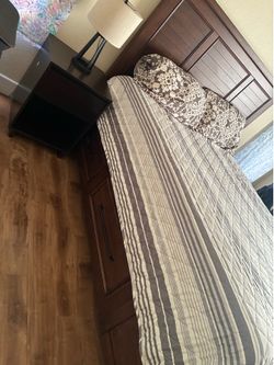 Queen size bed nite stand lamp pet stairs and bench