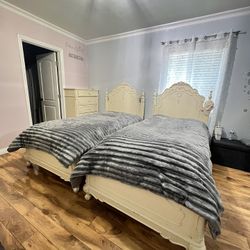 >> BEDROOM SET, 2 BEDS, DRESSER, DESK <<