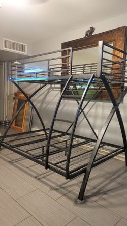 NICE BLACK METAL TWIN/FULL BUNK BED