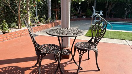 Alum little table and chairs