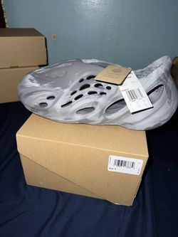 Yeezy Foam Runner Size 9 Granite Grey Onyx Slides