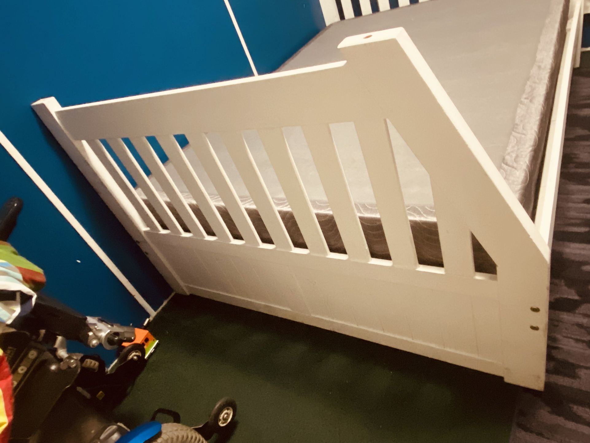 🥰$280-(firm on price) Beautiful Full size bed frame (frame only) (sold separately from mattress (mattresses are priced separately and prices vary de