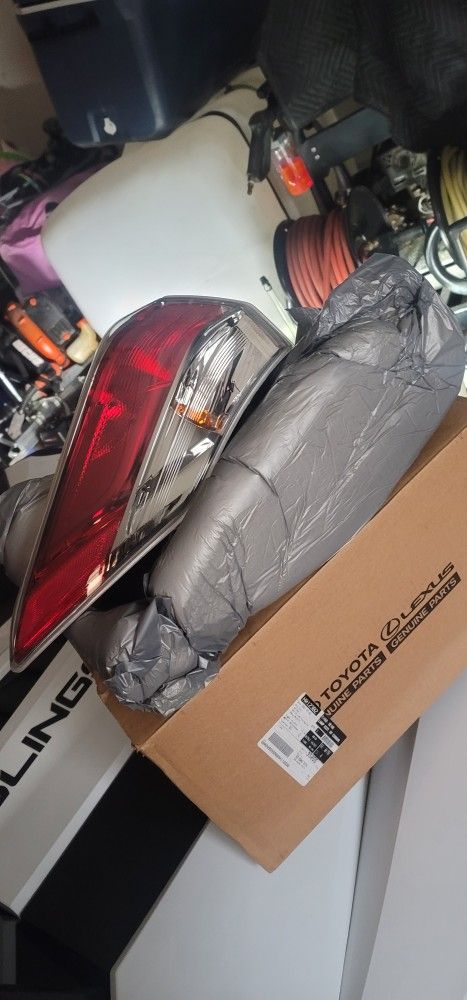 Toyota Highlander 2014-2016 oem tail light