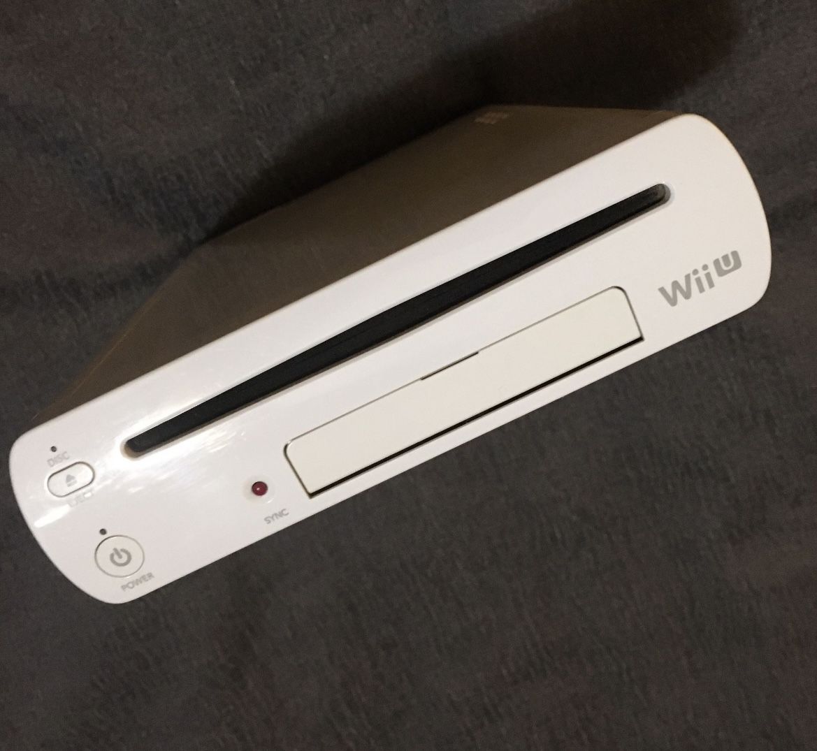 Nintendo Wii U - 8GB, White Console Only. No TV Signal, For Parts. Great Project for Someone Who Enjoys a Challenge in Troubleshoot & Repairs.