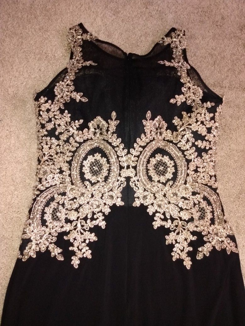 Extra Large XL formal dress Women sweetheart neckline evening gown Night scene
Beautiful sequined black and gold dress, mermaid style with stretchy m