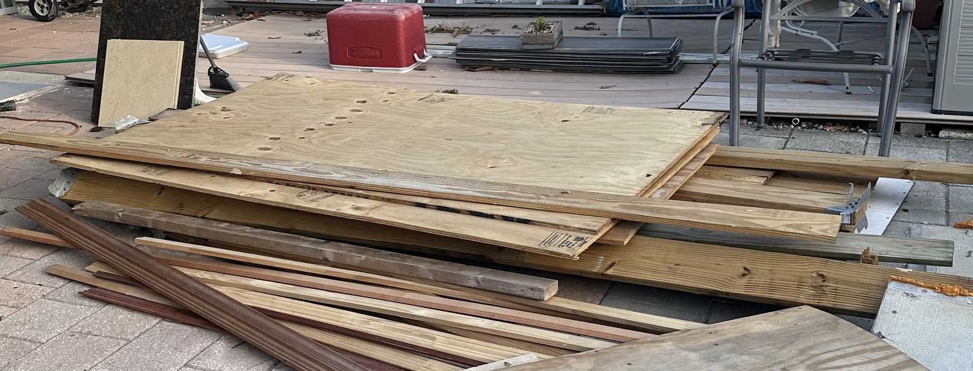 Madera De Buena Calidad , Son  2x4 Tengo 15 Piezas a $5.00 Dólares Cada Una 