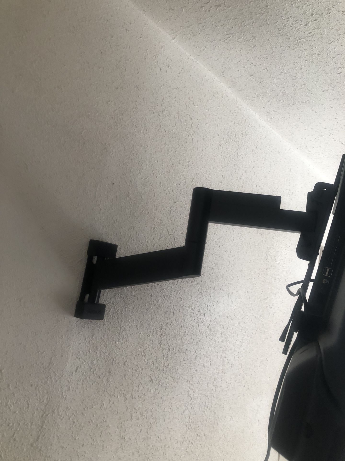43” 1080p Hisense TV With Wall Mount Brackets