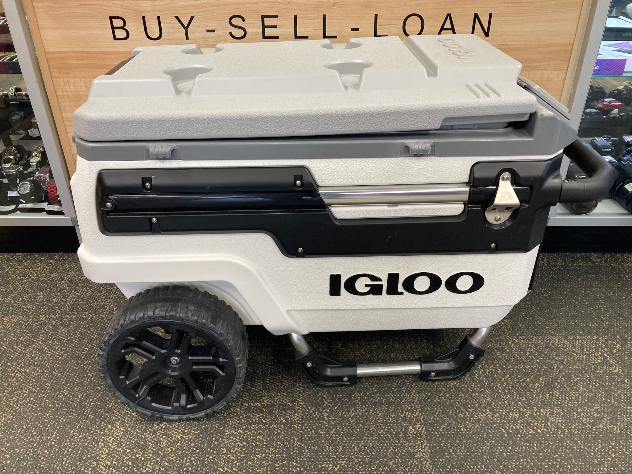 Igloo 70 Qt. Trailmate Roller Cooler White/Grey/Black