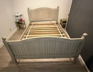 Bed  Queen size mattress great condition!!!