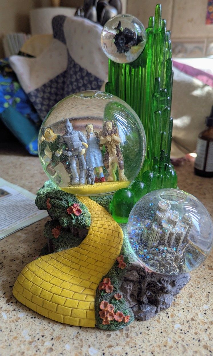 Wizard Of Oz Snow Globe