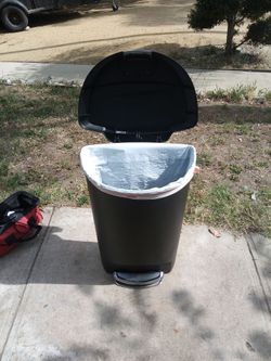 !! Indoor Trash Can Firm Price 13 Gallons