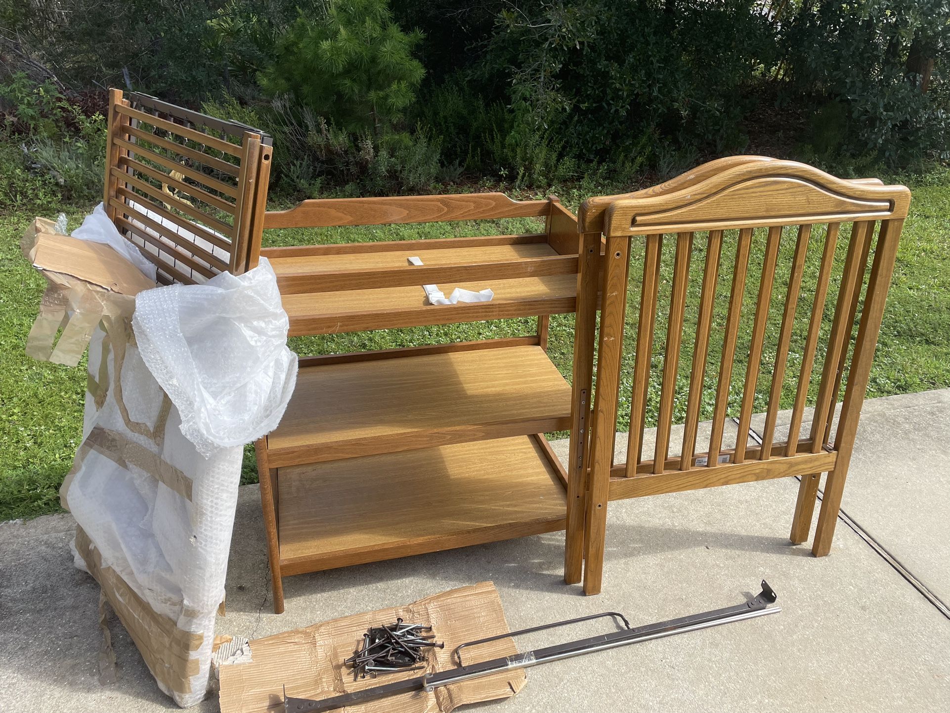 Crib w/matching Changing Table