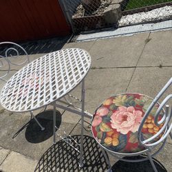 Metal Table & Chairs X  (2)  Cushion