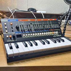 Roland JU 06A