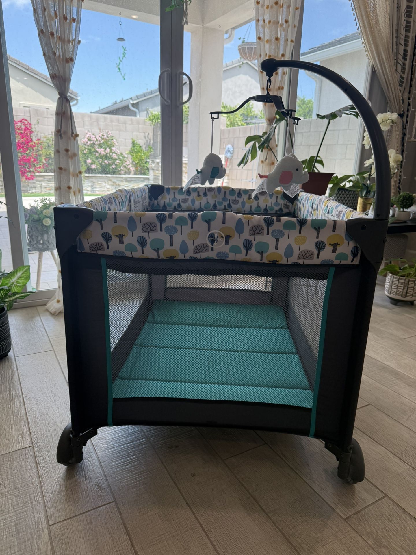 Portable Baby Crib/ Playpen With Detachable Bassinet-Like New