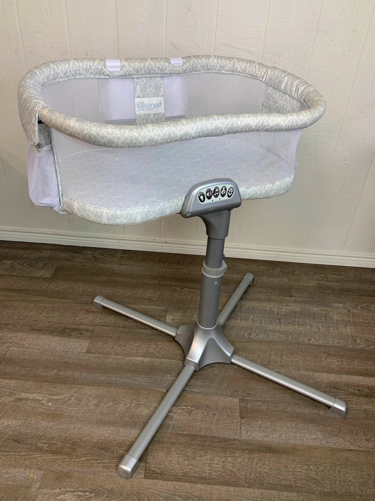 Halo Swivel baby bassinet