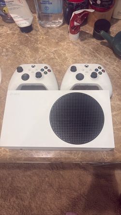 XBOX and Controllers - Like new
