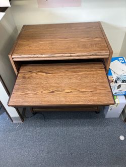 Computer desk with pullout keyboard shelf