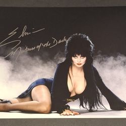 🔥 Cassandra Peterson Elvira autographed 11x14 Beckett Witness COA 🔥