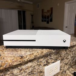 Barely Used Xbox 1s With Accessories 