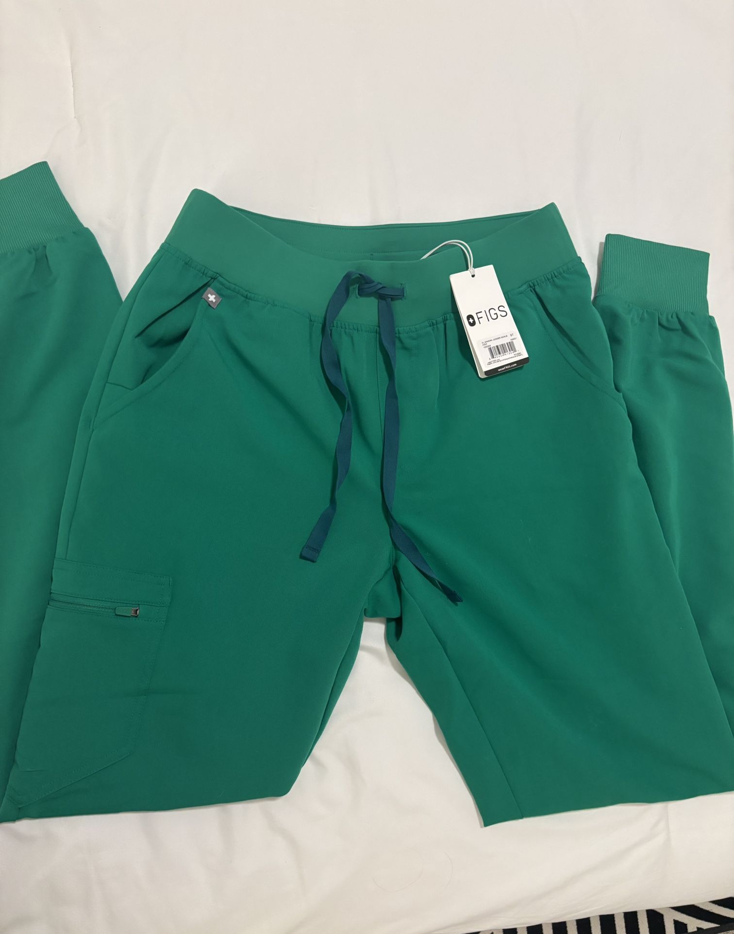 Brand New Figs Scrub  Zamora Jogger Pants Size Small Tall  (Limited Edition Evergreen) 