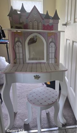 Play vanity with mirror