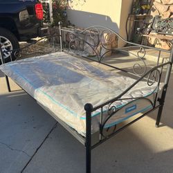 Day Bed With Mattress 