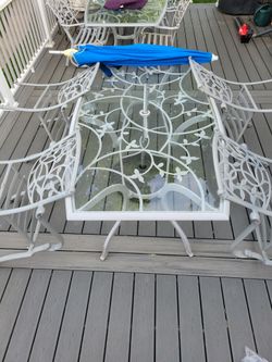 PatioTable 4chairs and umbrela.