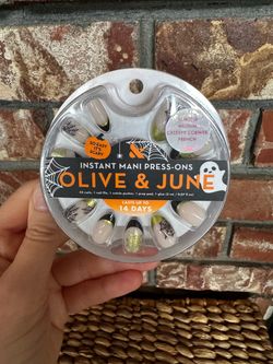 Olive & June “Creepy Cobweb” press-on nails