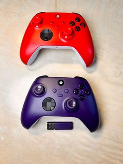 2 Xbox one wireless controllers