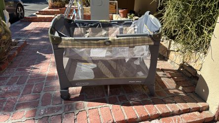 Graco. Pack n play crib