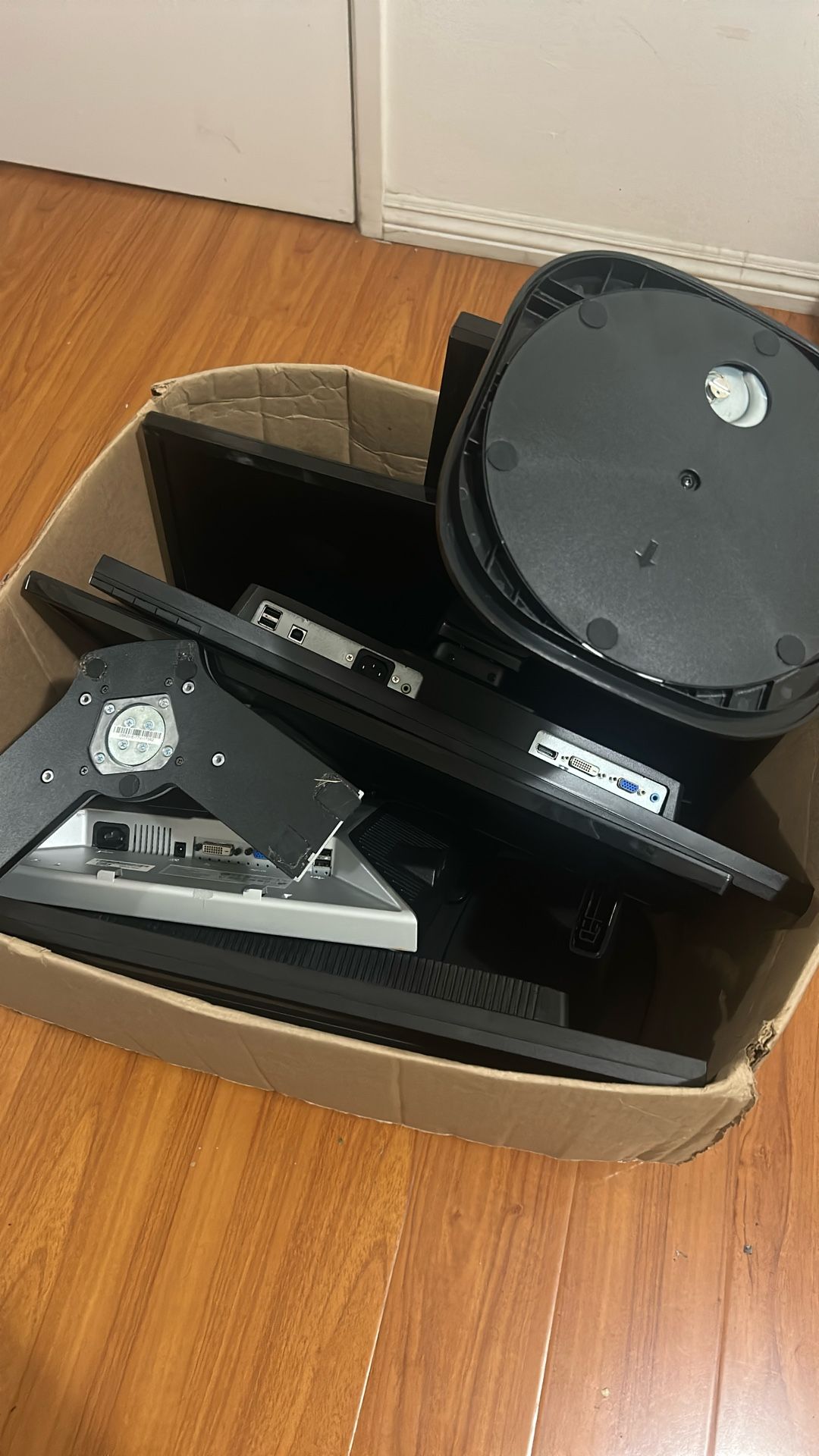 Computer Monitors Lot Of 6