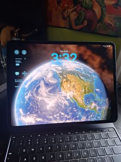(Price Negotiable)IPad Pro (M5) 13in 512gb w/apple pencil Pro and Magic Keyboard (M4)
