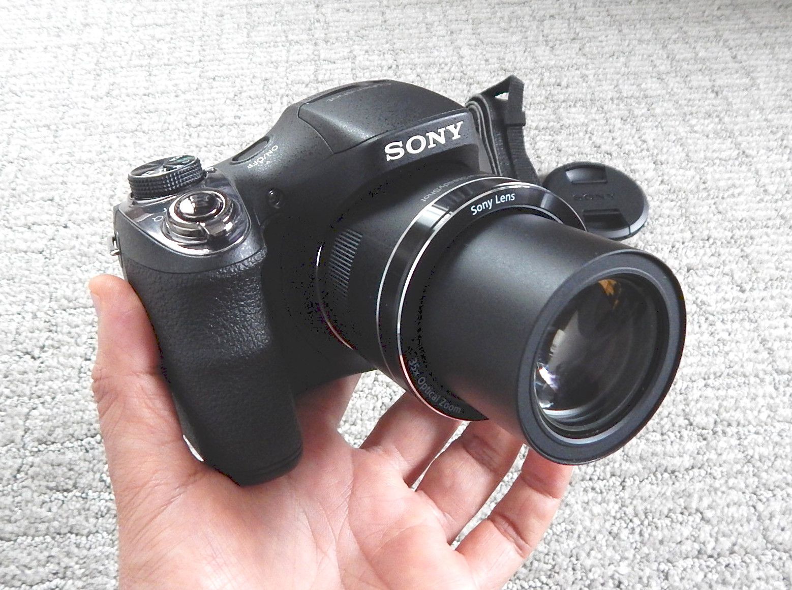 BRAND NEW Digital Camera Sony Cybershoot DSC-300. 20.1 MP. 35 X zoom. HD video recording. Is a NEW camera. With Box,Manuals, accessories,etc.BRAN NEW