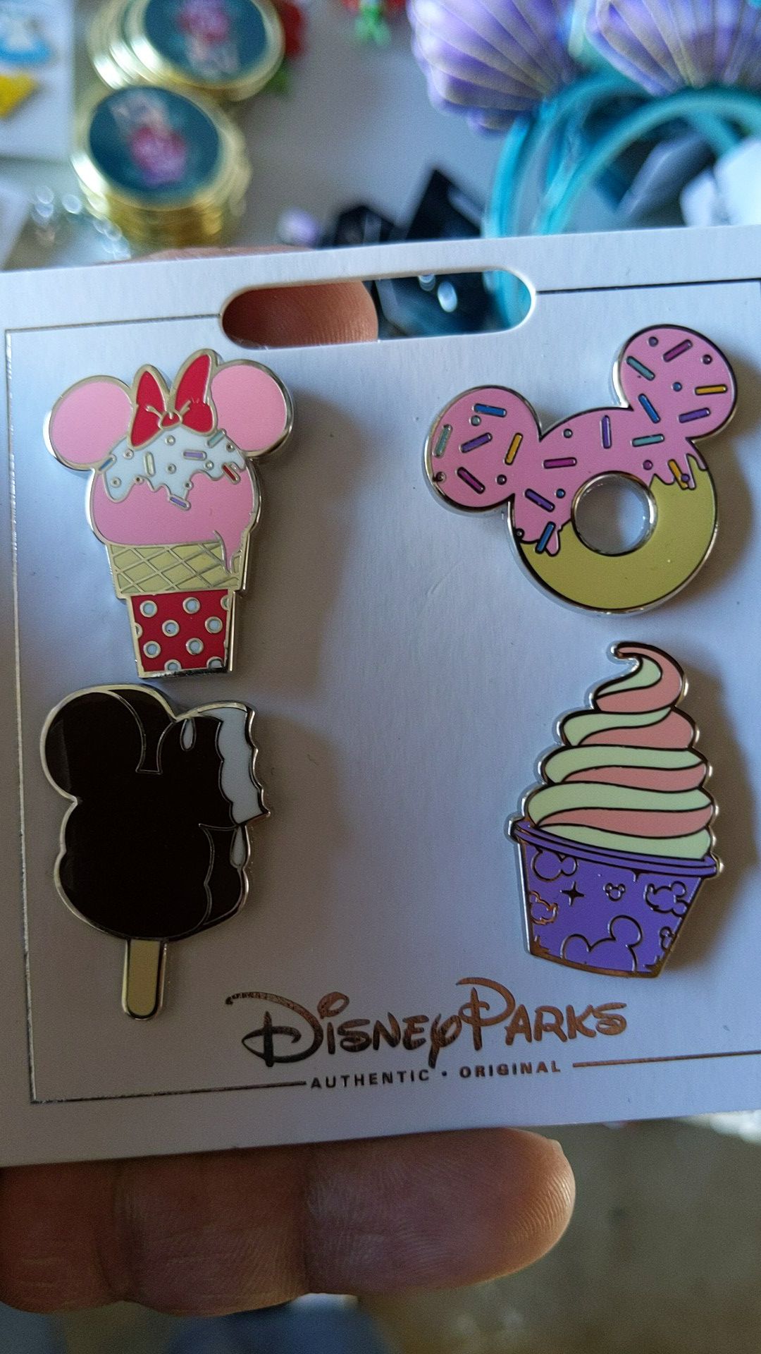 Disney treats collectible pin set new 10$