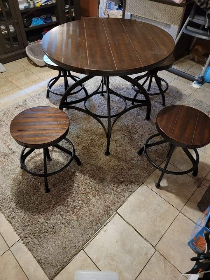 Round Table With 4 Chairs That All Swivel Up And Down To Raise And Lower The Height 