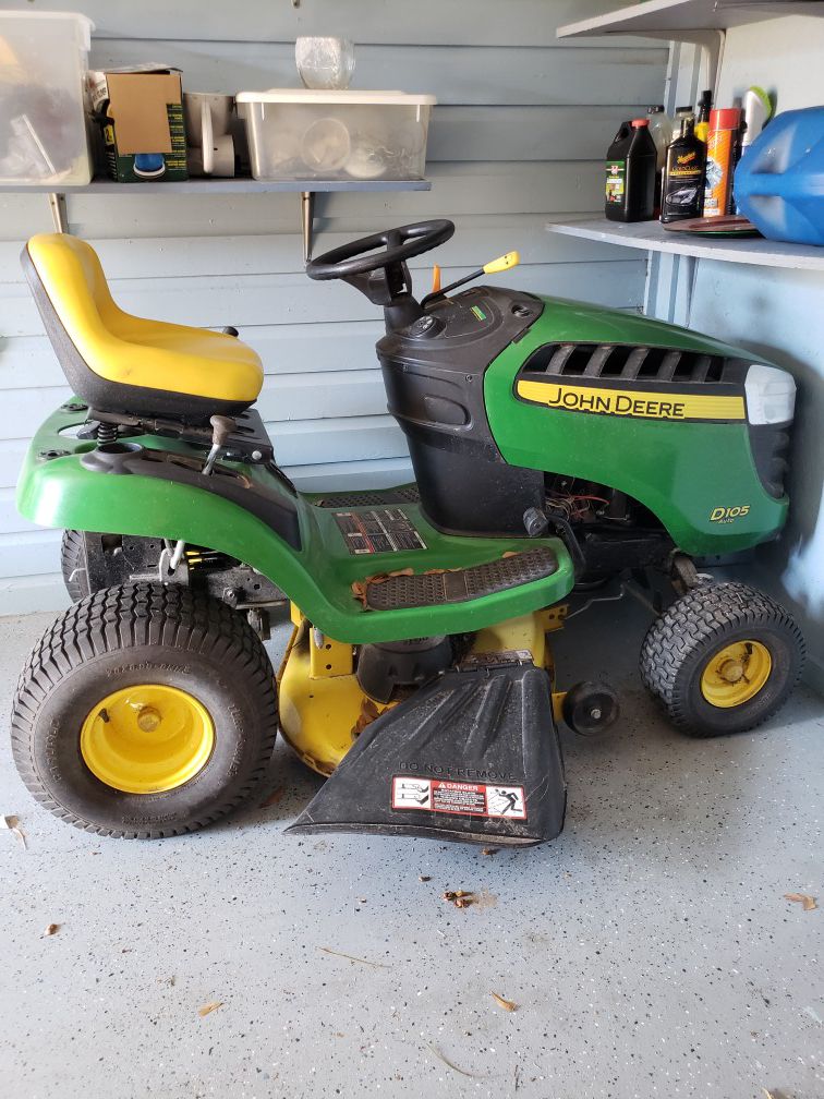 John Deere riding mower D105 with leaf bag and wagon